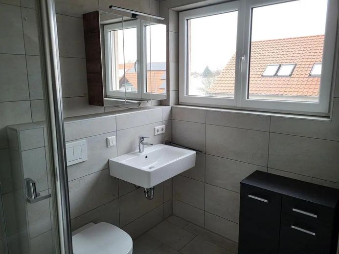 High-quality and as-new 2-room top-floor apartment with fitted kitchen – Foto 3