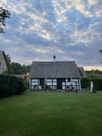 Zauberhaftes Reetdachhaus, große Scheune, großzügiges Grundstück, in der Ruhe des Naturparks – Reetdachhaus