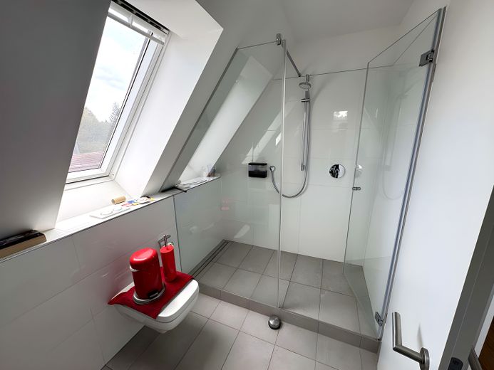 Neuwertige Maisonette-Wohnung mit Küche – Badezimmer