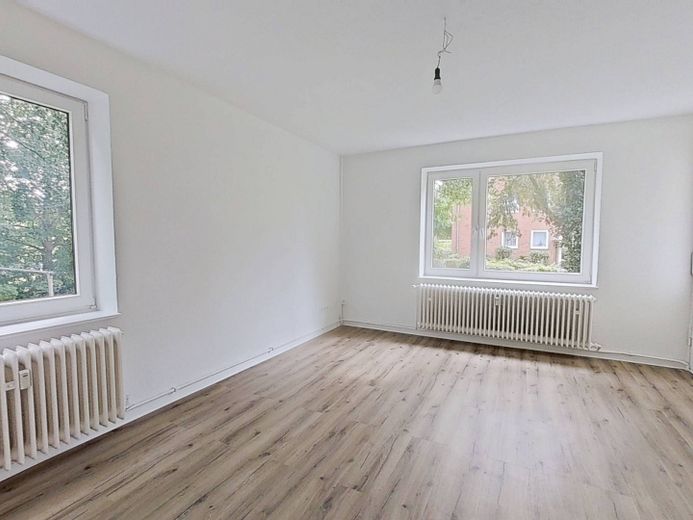 JETZT EINZIEHEN UND 1 KALTMIETE SPAREN: Helle 3-Zimmer-Wohnung mit BALKON und WANNENBAD – Ansicht I: Wohnzimmer