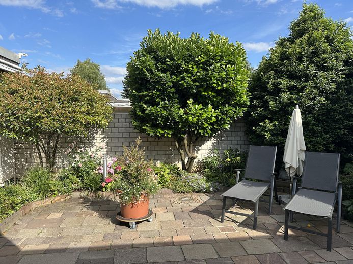 Mannheim-Wallstadt: Ruhiger Eckbungalow in sehr guter Wohnlage – Atriumgarten
