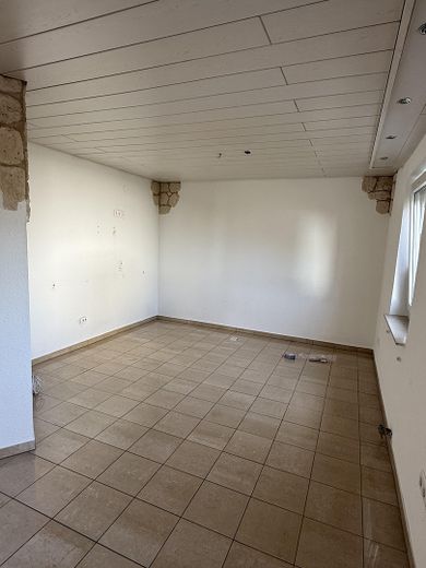 Gelflegte Doppelhaushälfte mit großem 580 m² Grundstück und Carport provisionsfrei bezugsfrei – Wohnzimmer Bild 2