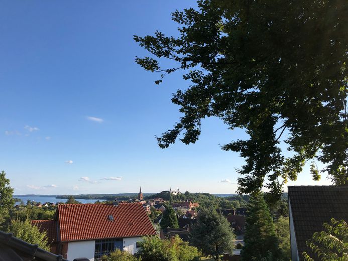 Exklusive Dachgeschosswohnung mit 2 Zimmern sowie Loggia in bevorzugter Lage von Plön – Ausblick Küche