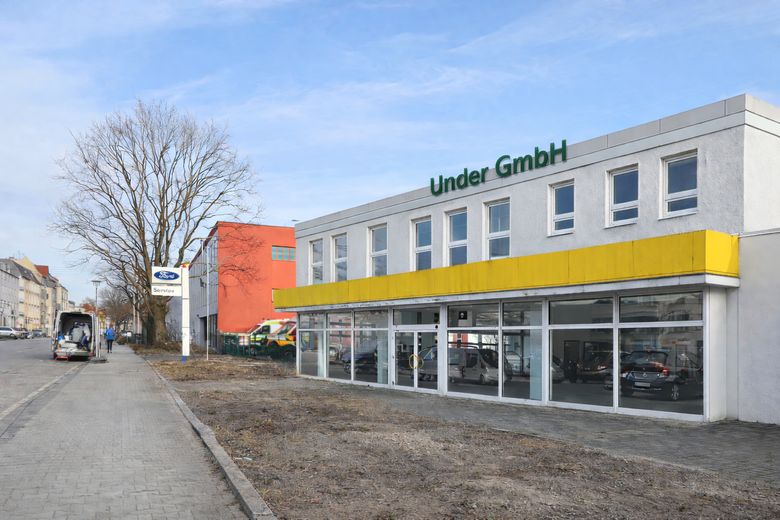 Car dealership with motor vehicle workshop & tire service TÜV in Berlin-Köpenick available for flexible rental – Frontansicht