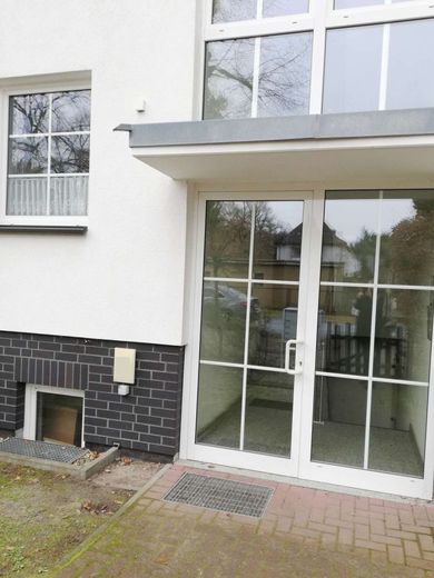 Komfortowe mieszkanie własnościowe w topowej lokalizacji w Falkensee – Hauseingang zum Treppenaufgang