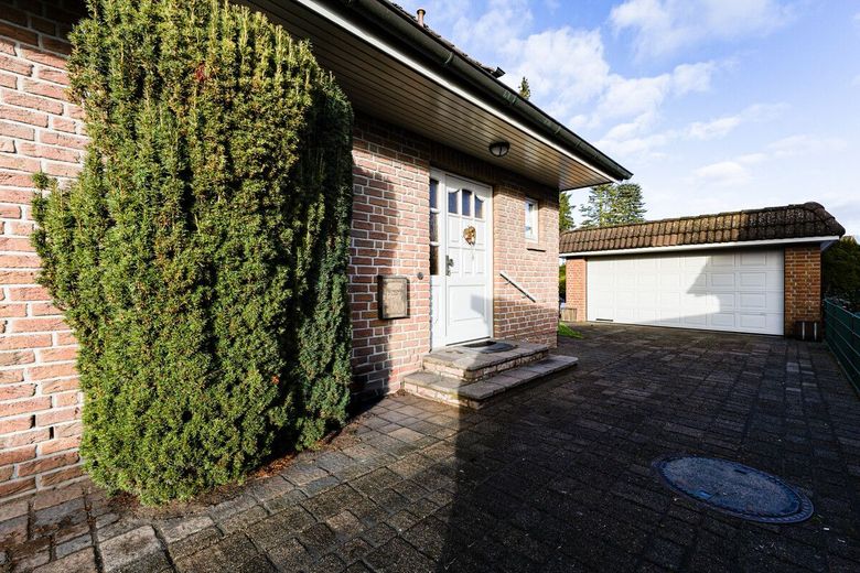 Familientraum in Bönningstedt: Solides EFH mit Wintergarten &amp; Doppelgarage – Eingangsansicht