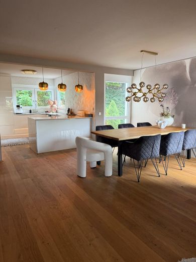 Exklusives Einfamilienhaus mit Keller und sehr großem Grundstück – großzügiger Essbereich