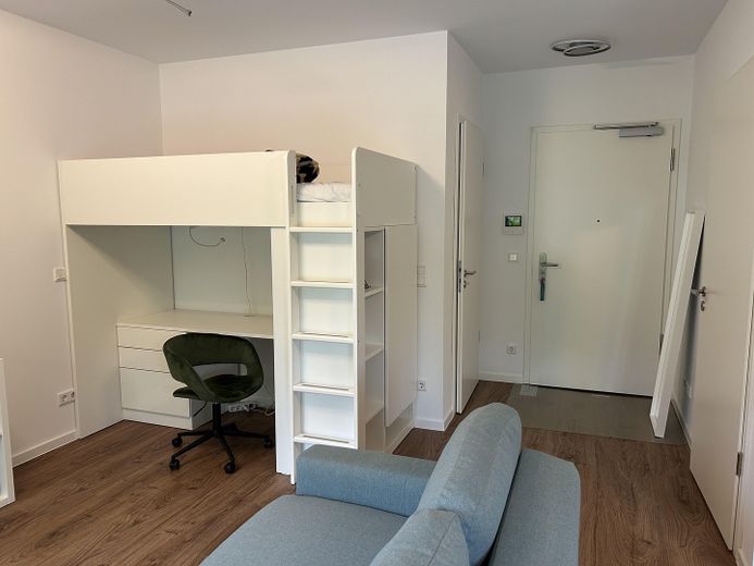 Exklusive, voll möblierte Neubauwohnung (2024) | U5 Friedrichsfelde | Sofort bezugsfertig – Hochbett mit Arbeitsecke