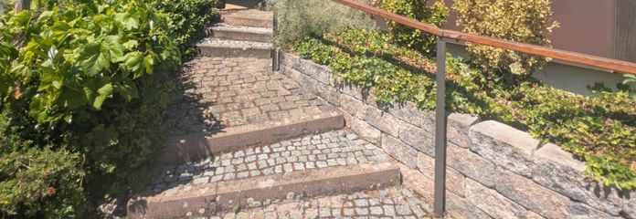 Casa unifamiliar con apartamento de invitados y jardín idílico en excelente ubicación, sin comisión – Wohnzimmer mit Terrasse