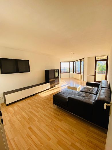 Helle 3-Zimmer-Wohnung mit Einbauküche & Aufzug & West-Loggia in München – Wohnzimmer + Möbel