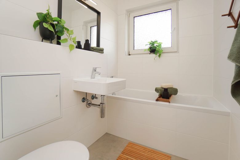 SOFORT FREI: Helle Drei-Zimmer-WHG mit Balkon in der Neustadt – Bad