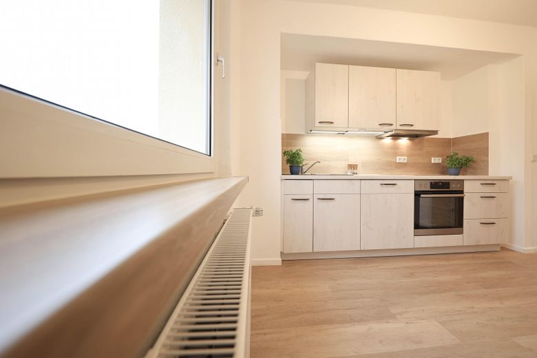 Attractively renovated + partially furnished + 3-room apartment, quietly located with fitted kitchen, cellar & bathroom with daylight – neue Typ33 Heizkörper