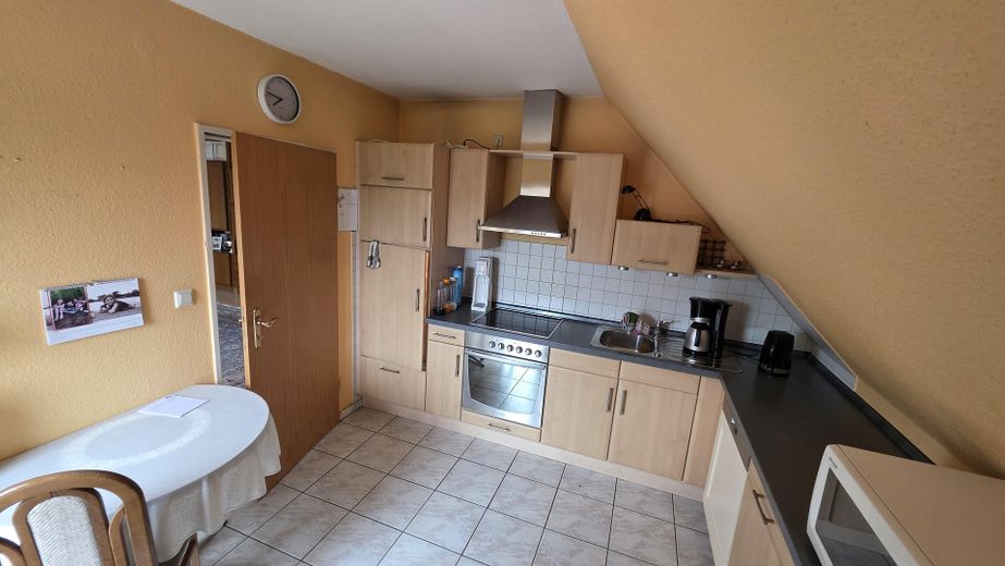 Luminoso apartamento de 3 habitaciones en el ático, 90 m², balcón, ascensor y cocina equipada – Spelle-Mitte, disponible a partir de octubre – Einbauküche, kostenlos