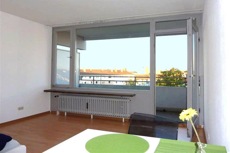 :helle 1-Zimmer-Wohnung mit unverbautem  Bergblick – Blick zum Balkon