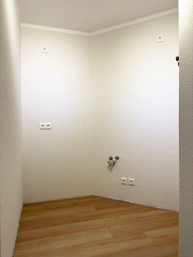 Frisch renovierte 1‑Zimmer-Wohnung mit Einbauküche und ruhiger Innenhofterrasse – hier wird die Küche stehen