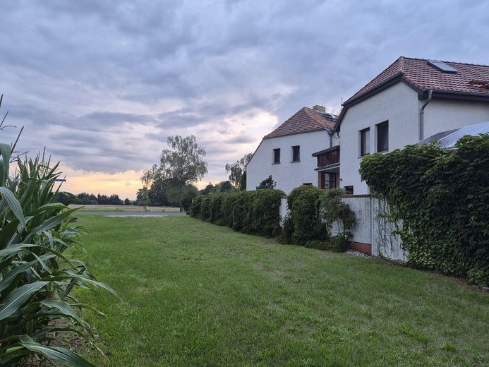 Haus mit Garten und Pool, unweit von Jessen/E. und Holzdorf-Ost – seitlicher Blick