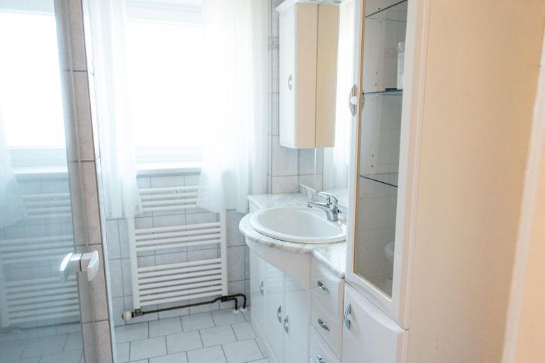 Provisionsfrei ins Familienglück: Traumhaftes Generationenhaus im Grünen mit viel Platz! – Badezimmer Erdgeschoss