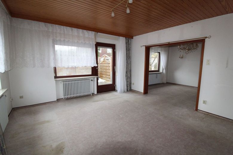 Charmanter, individueller Walmdach Bungalow mit Vollkeller, ruhigem, idyllischem Grundstück &amp; Garage – 8 - Wohnzimmer mit Zugang zur Terrasse