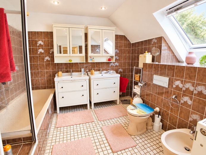 Wohnen und Arbeiten: Haus mit Praxis auf ca. 2400qm Grundstück – Foto 19