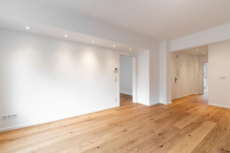 Kernsaniert und provisionsfrei: 3 Zimmer mit Balkon und Aufzug – Wohnzimmer