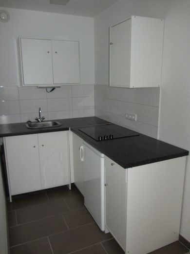Modernisiertes Appartement in Top-Lage, Nähe Uni! – Küche leer