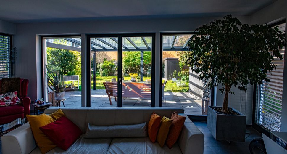 Maison de rêve design dans un emplacement idéal (réservée) – Blick Wohnzimmer in Garten ff.