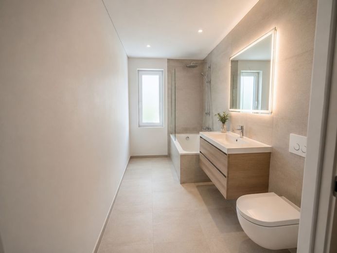 OPTIMALER GRUNDRISS - SCHÖNE 4-RAUM WOHNUNG – Badezimmer