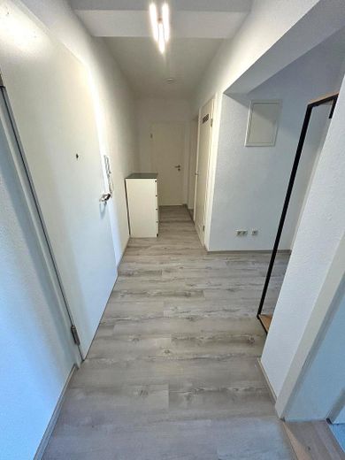 2-Zimmer-Wohnung mit neuwertiger EBK + saniertem Tageslichtbad zentral in Ubstadt – Flur mit kleiner Abstellkammer