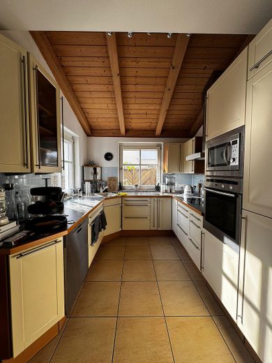 Mediterraner Wohntraum in Baldham: Stilvolle Maisonette mit Garten – Küche
