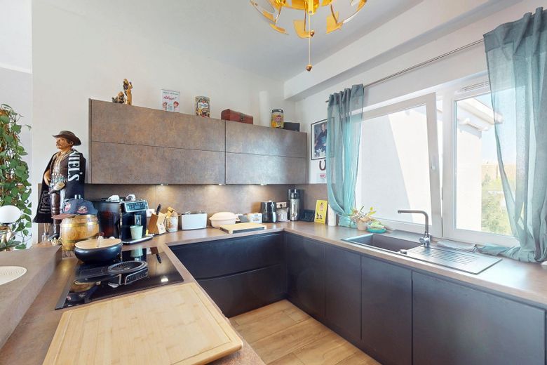 Wyjątkowy czteropokojowy apartament typu penthouse z windą i tarasem we Frankfurcie nad Menem – Küche