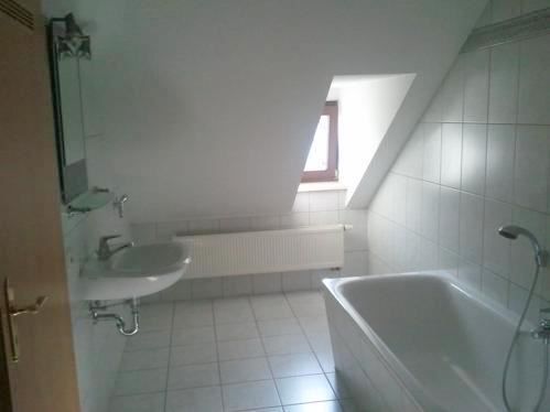 Große DG 2-Zimmer mit Einbauküche, Laminat in Topplage zum Toppreis! Stellplatz mgl. – wr8.dgmi_b
