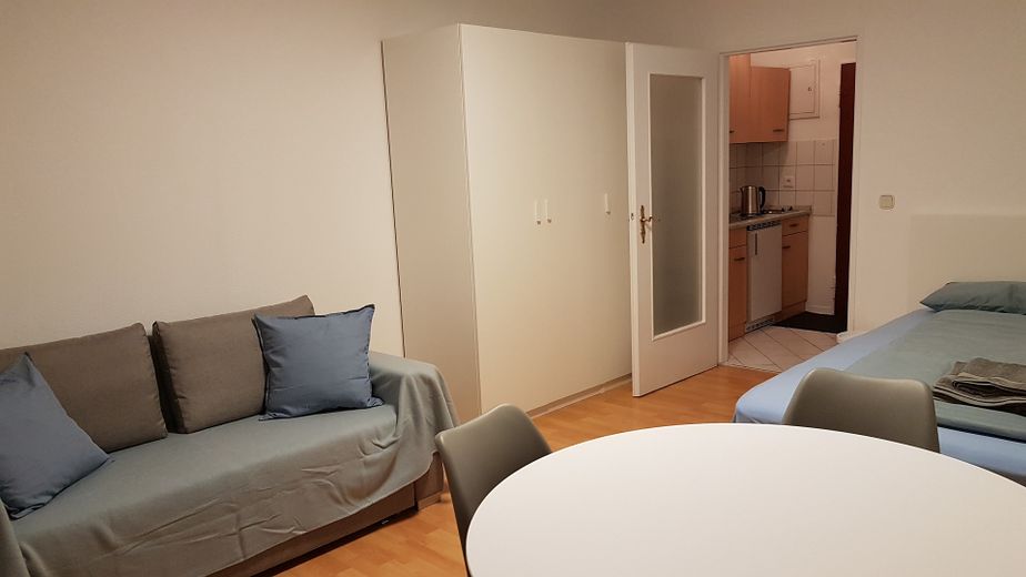 Zentrales, helles, ruhiges Altstadt-Studio (voll möbliert+Netflix)  Rosenau/Plärrer ♥ 1 min z. Ubahn – Helles Zimmer mit Doppelbett
