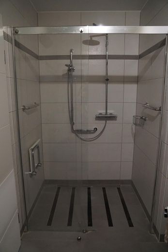 3-Zimmer Penthouse-Wohnung barrierefrei mit  Balkon, Terrasse und Loggia in Bad Camberg – Dusche