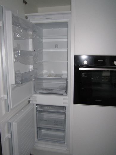Neubau 2,5-Zimmer-Wohnung 2. OG in Herrenberg mit Küche, Garage, Wallbox, gehobene Ausstattung – Küche Große KühlGefrierkombi