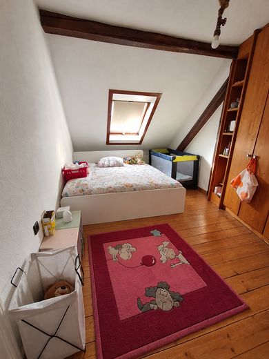 Ruhige, WG-taugliche Wohnung in Bahnhofsnähe – Schlafzimmer mit Einbauschrank