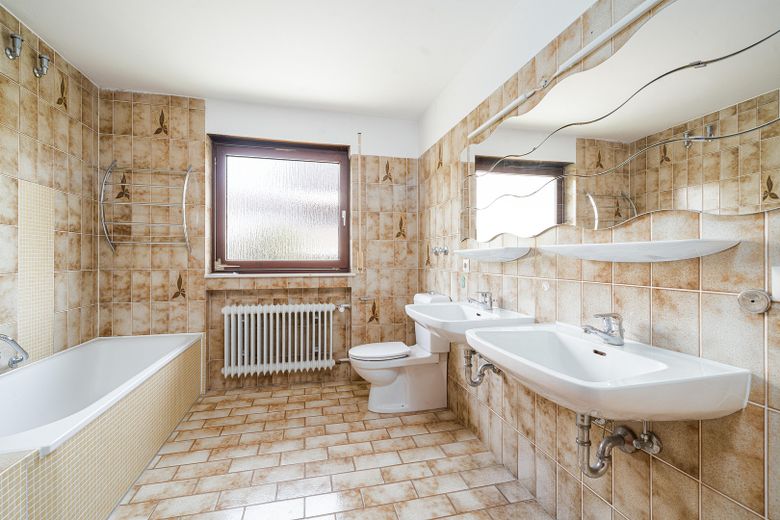 Großzügiges Reiheneckhaus mit Fernwärmeanschluss PROVISIONSFREI – Badezimmer 1. OG