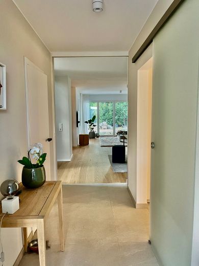 Casa d’architetto completamente ristrutturata a Mainz-Drais | 191 m2 | 7,80 m di larghezza della casa | 3 bagni | Pompa di calore – Blick in Wohnzimmer