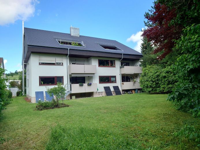Attraktive 4,5-Zimmer-Hochparterre-Wohnung – provisionsfrei – Blick aus dem Garten aufs Haus