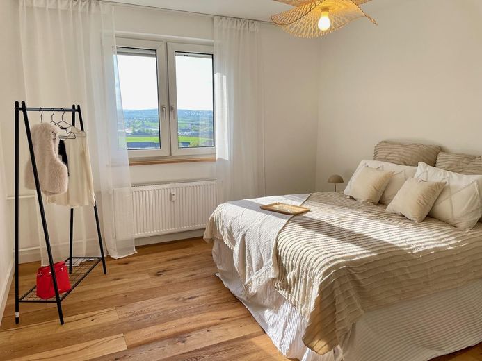 FIRST OCCUPANCY: Renovated dream home with 9th floor long-distance view & balcony - move in & feel at home – Schlafzimmer