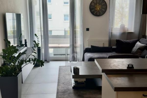AI LIMITI DEI CAMPI: MODERNA, TRANQUILLA E CON BALCONE