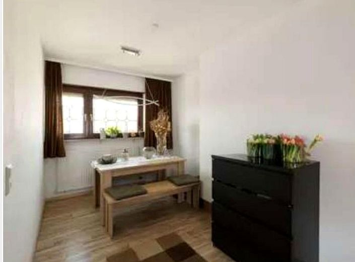 125 m² w Leo.-Warmbronn: 4,5 pokoju, balkon od południa, garaż i miejsce parkingowe – bez prowizji – Heller Essbereich