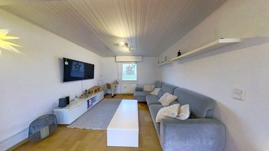 Freistehendes Familienhaus mit Traumgarten, Terrasse, Garage und viel Platz in Reinheim – Wohnzimmer