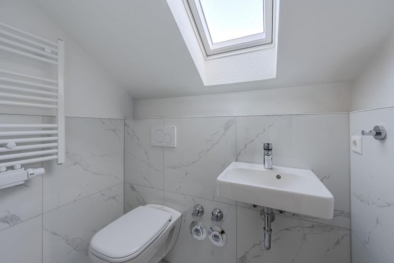 Kernsanierte 2-Zimmer-Dachgeschosswohnung mit neuer Einbauküche & Stellplatz in Oberstenfeld – Bad mit WC