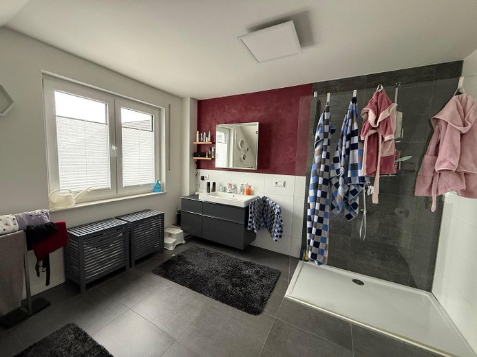 reserviert - Freistehendes Einfamilienhaus in Bestlage von Hbg-Kayh – Feldrandlage, A+, Wärmepumpe – Badezimmer mit Walk-In-Dusche