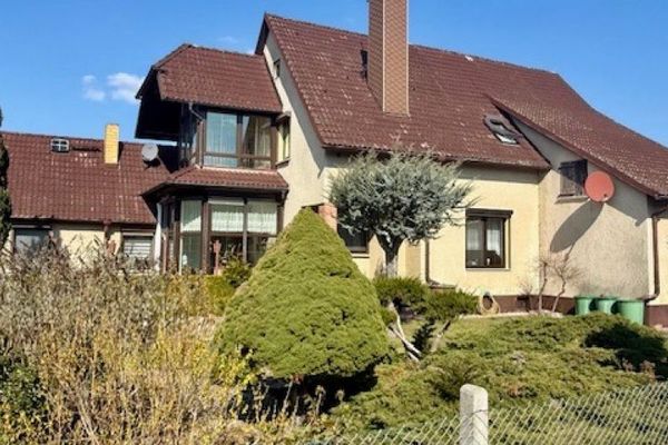 *** Wohnhaus mit Einliegerwohnung und *-Baugrundstück-* in ruhiger und bevorzugter Siedlungslage ***