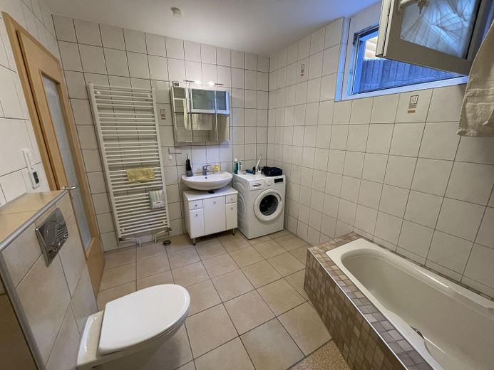 ruhige, helle 2,5 ZKB Souterrain Whg, FBH, voll klimatisiert, Parkplatz, SAT, Gbit Internet/WLAN – Bad