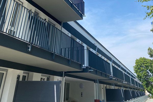NEUBAU in prima occupazione: appartamento di 2,5 locali con cucina componibile, terrazza sul tetto e garage sotterraneo