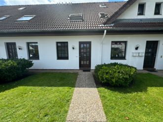 Frisch saniert: 2-Zimmer-EG-Wohnung mit Terrasse bei Büsum – Von Außen !!