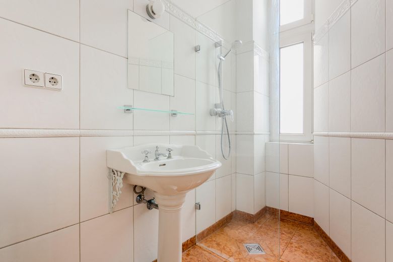 Appartement de 4 pièces rénové, sans commission, au cœur de Kreuzberg ! Prix à négocier – Bad