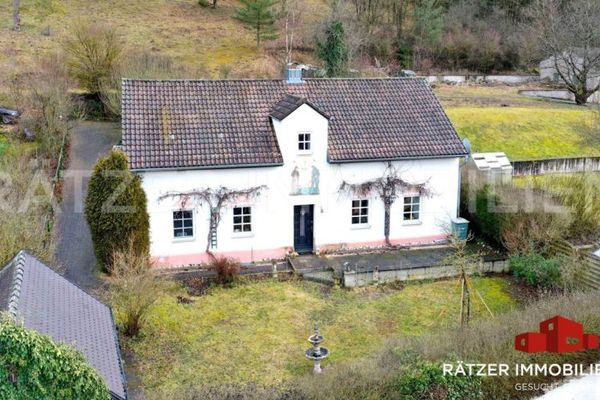 Romantisches Schulhaus aus 1835 im Tal der Weißen Laaber nahe des Altmühltals.